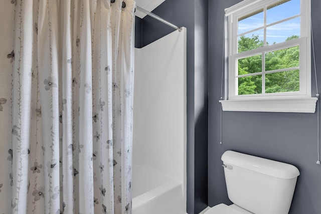 1028 Ivy Manor Ct, Hixson, TN 37343 - full bathroom featuring toilet and shower / bath combo with shower curtain