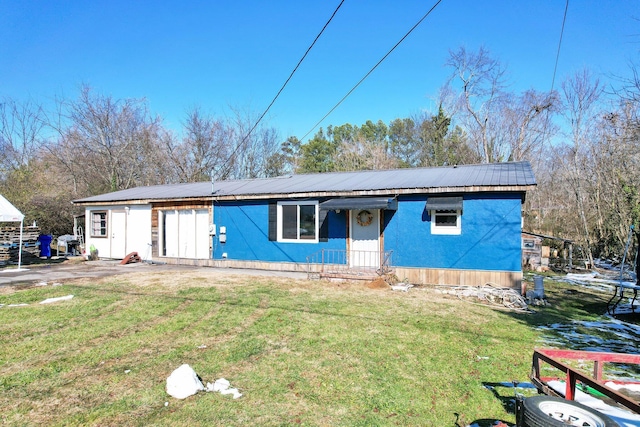 view of front of house with a front yard