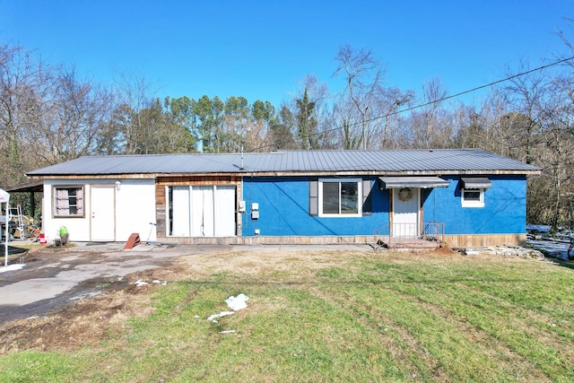 view of front of property featuring a front lawn