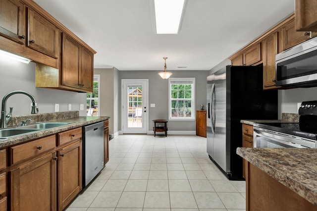 1010 Bradford Pl, Cohutta, GA 30710 - kitchen with stainless steel appliances, a sink, baseboards, and dark countertops