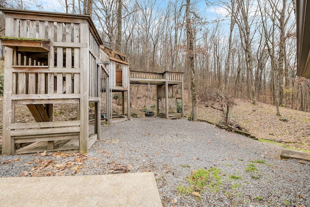 view of yard with an outdoor structure