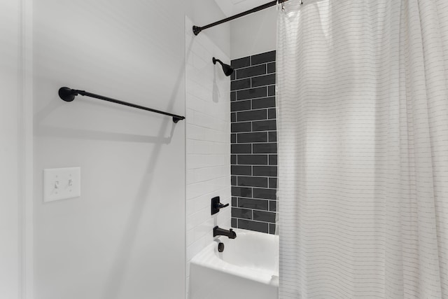 bathroom featuring shower / tub combo