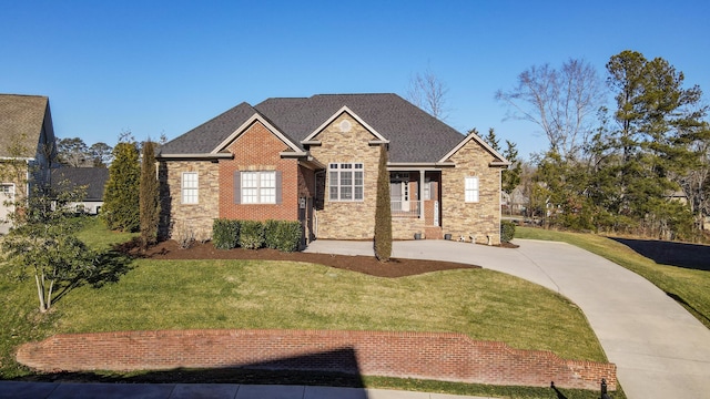 craftsman inspired home featuring a front yard