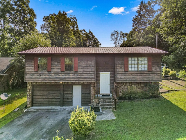 split foyer home with a garage and a front yard