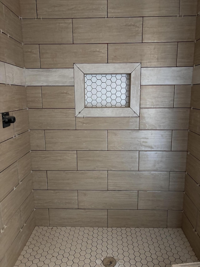 bathroom featuring a tile shower