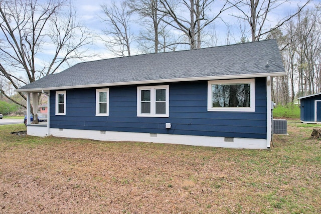 view of front of house with a front lawn, crawl space, and roof with shingles