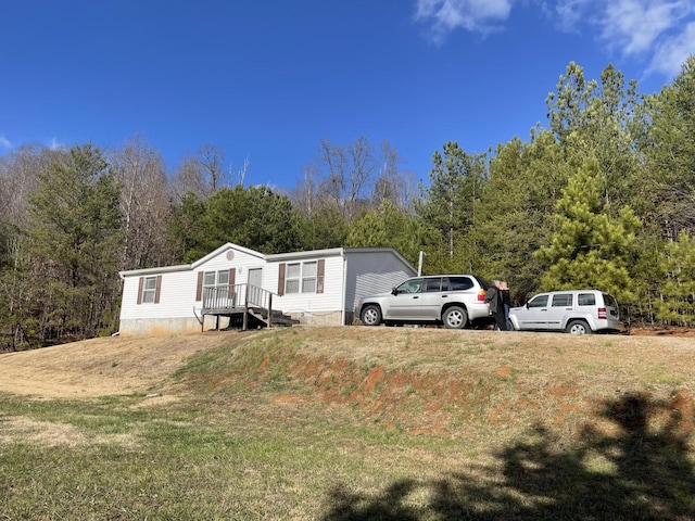 view of front of property featuring a front yard