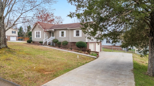 view of front facade featuring a front lawn, an attached garage, fence, and driveway