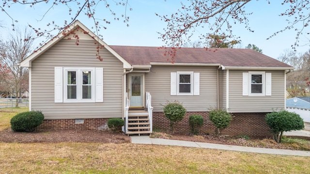 view of front facade featuring crawl space, a shingled roof, a front lawn, and fence