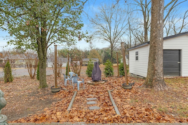 view of yard featuring an outdoor structure