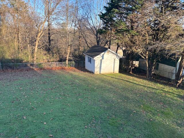 view of yard featuring a shed