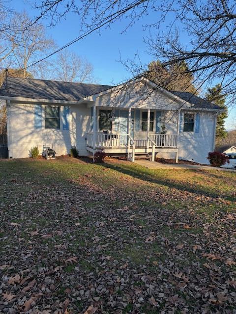 single story home with a front lawn