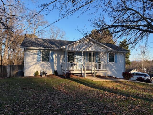 view of front of house featuring a front yard