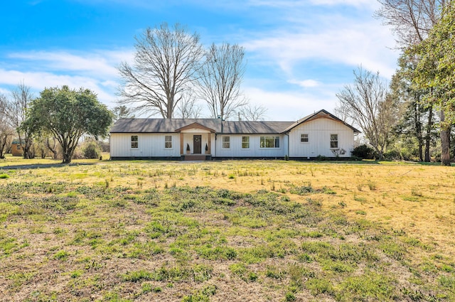 ranch-style house featuring a front lawn