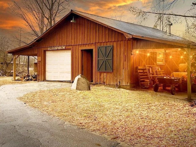 view of front of property with driveway