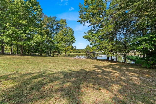 view of yard featuring a water view