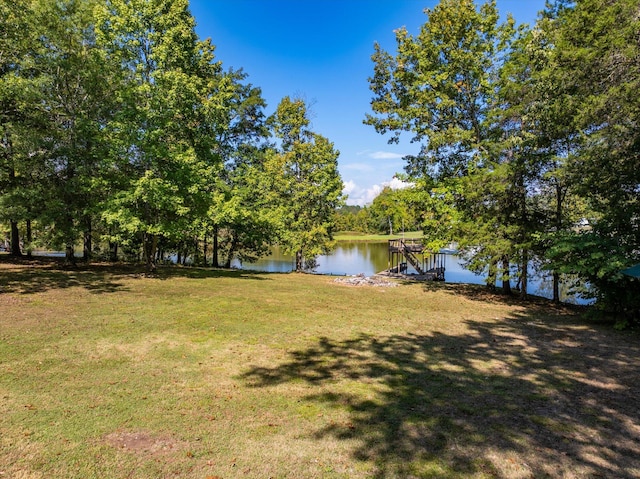 view of yard featuring a water view