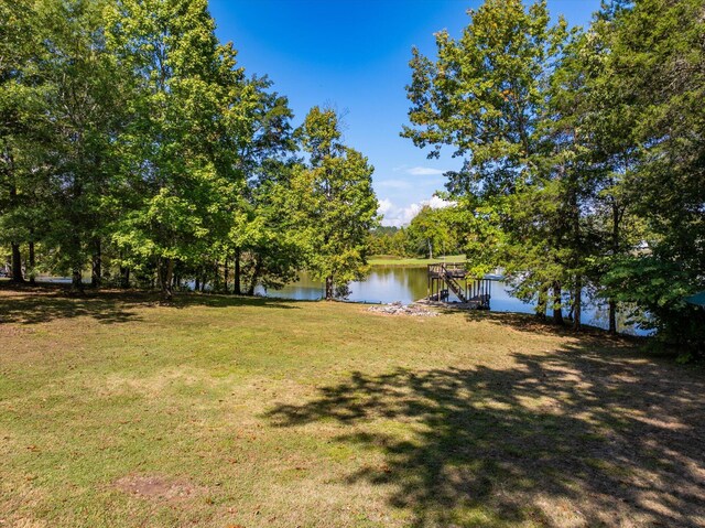 view of yard featuring a water view