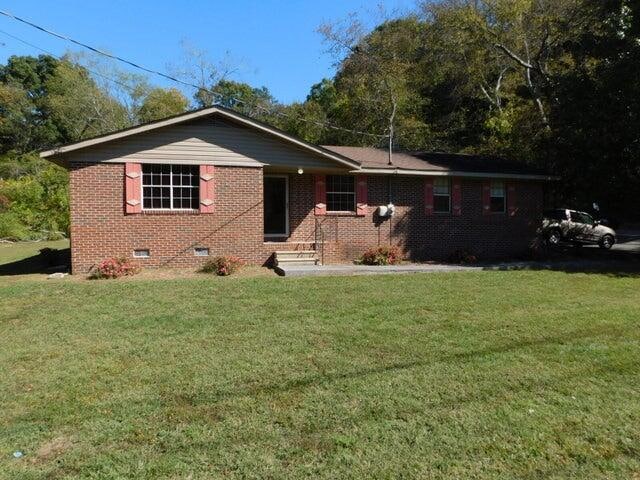 ranch-style home featuring a front lawn