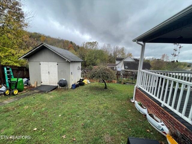 view of yard featuring a storage unit