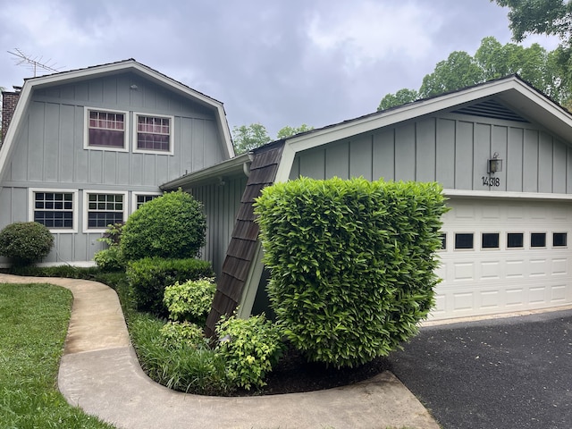 14318 Bluffview Dr, Birchwood, TN 37308 - view of front of home with board and batten siding and a gambrel roof