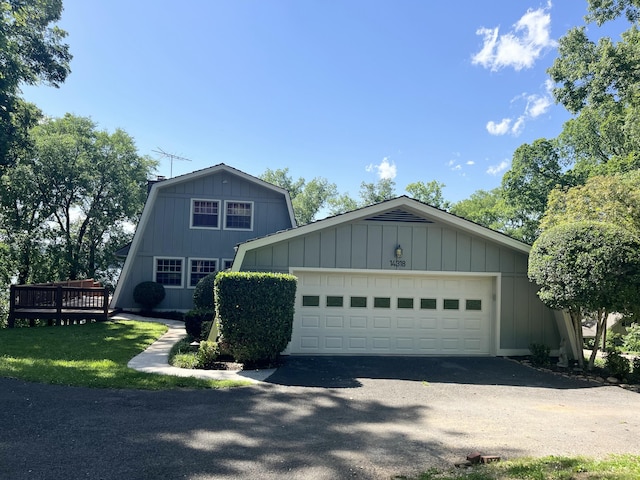 14318 Bluffview Dr, Birchwood, TN 37308 - view of front facade featuring asphalt driveway, a gambrel roof, and an attached garage