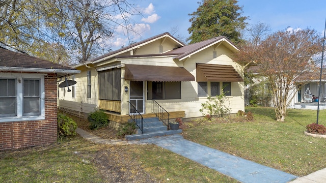 bungalow featuring a front lawn