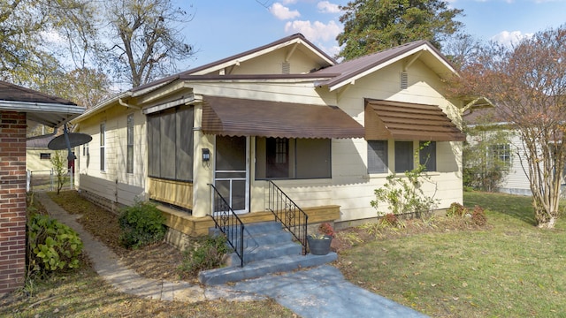 bungalow featuring a front yard