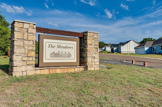 community sign with a yard