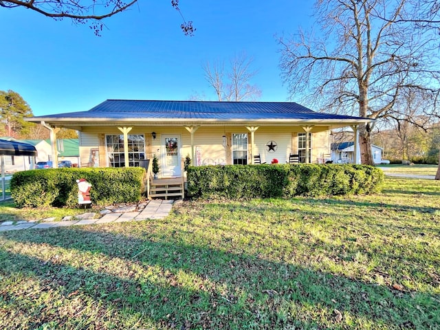 view of front of property featuring covered porch and a front yard