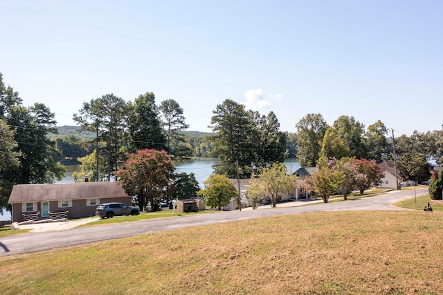 view of yard featuring a water view