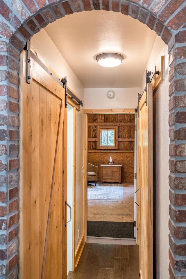 corridor featuring a barn door