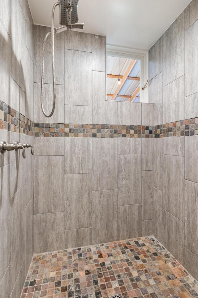 bathroom featuring tiled shower