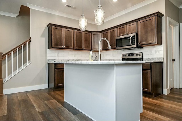 kitchen with dark wood-style floors, visible vents, stainless steel appliances, and backsplash