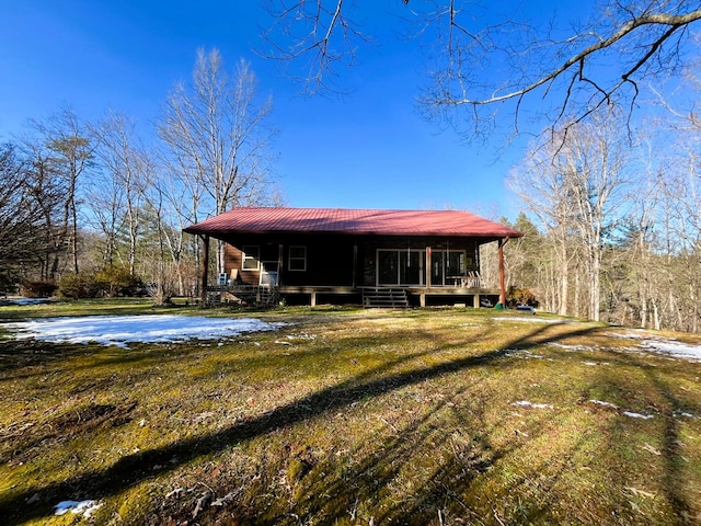 view of front facade with a front lawn