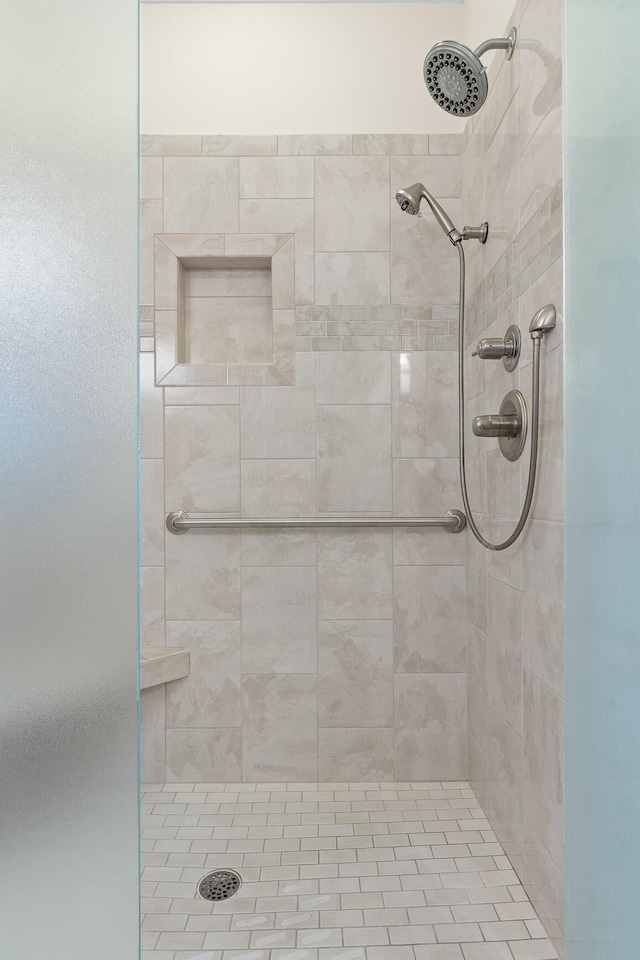 bathroom featuring tiled shower