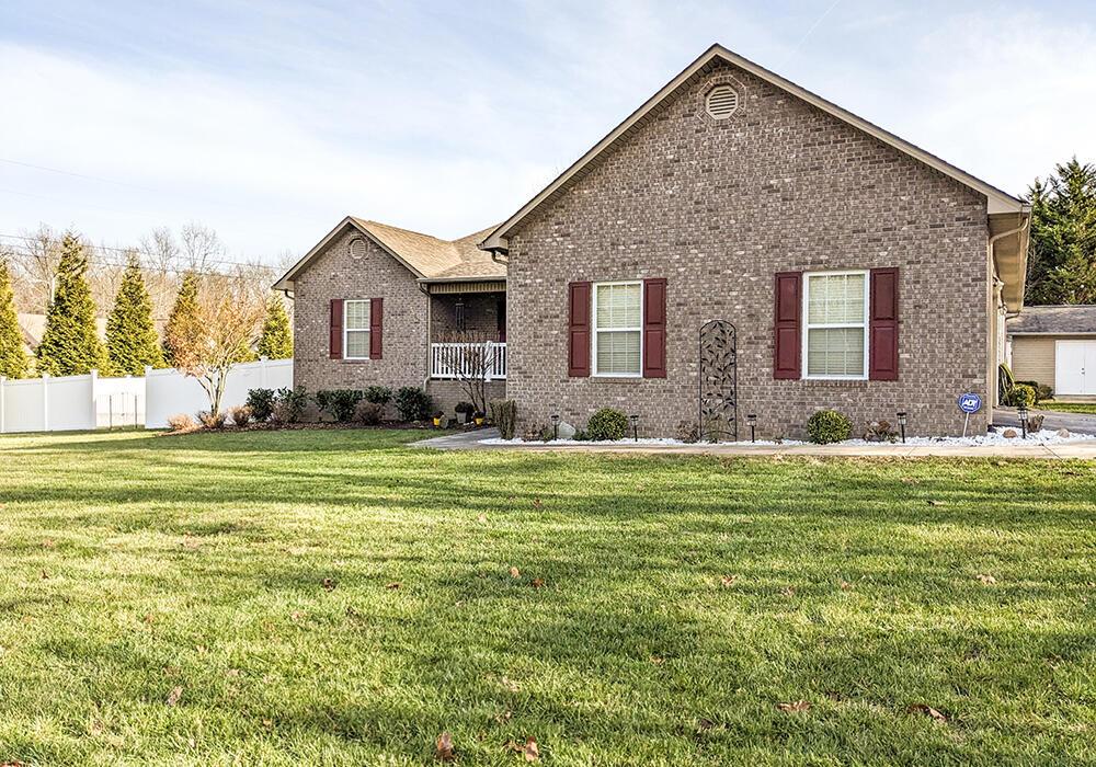 view of front property featuring a front yard