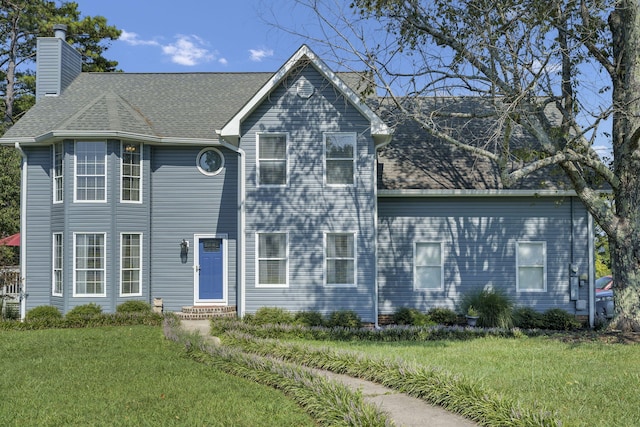 view of front of property featuring a front lawn