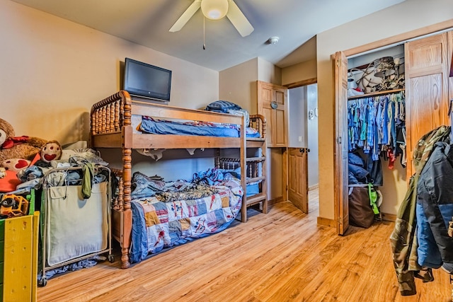 bedroom featuring light wood-style floors, ceiling fan, and a closet