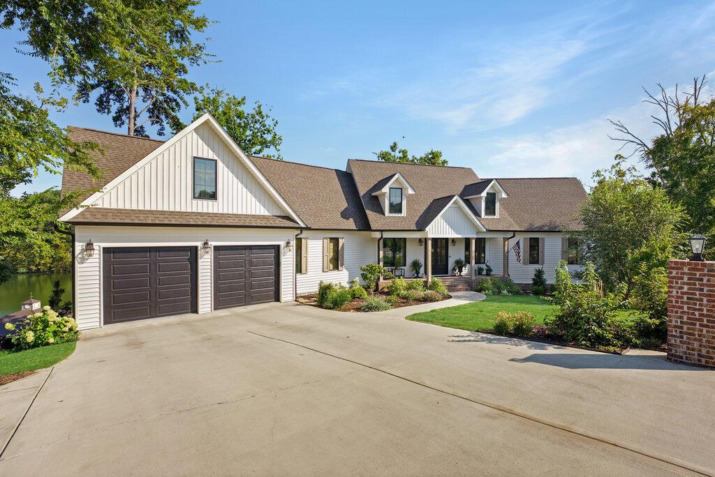 view of front facade with a front yard