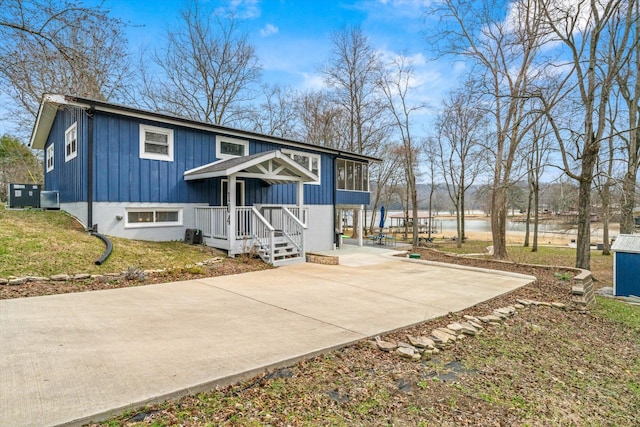 exterior space featuring a front yard