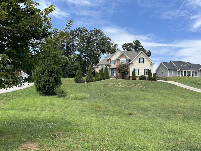 view of front of house featuring a front lawn