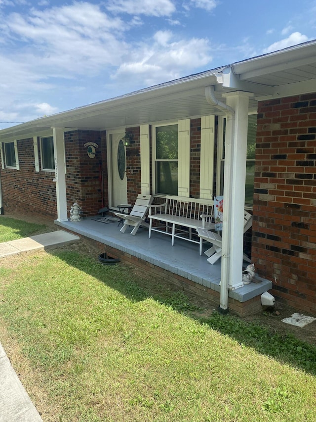 view of front of property featuring covered porch and a front yard