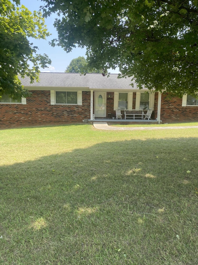 single story home with a front yard