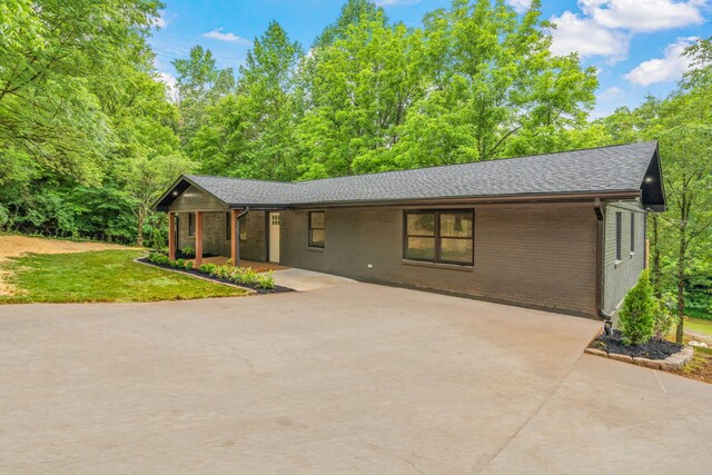 826 Long Mill Rd, Athens, TN 37303 - view of front facade featuring brick siding, a front lawn, driveway, and a shingled roof