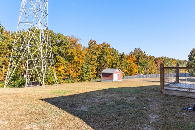 view of yard with an outbuilding