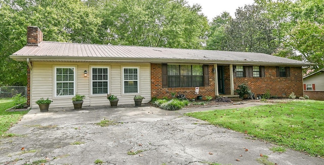 single story home featuring a front lawn