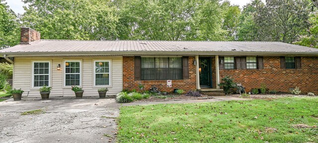 ranch-style house featuring a front yard