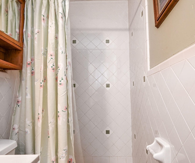 bathroom featuring tile walls