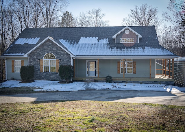 view of front facade featuring covered porch and a front lawn